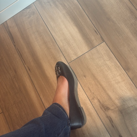 Black Tory Burch flats with silver emblem size 9 - Picture 7 of 7
